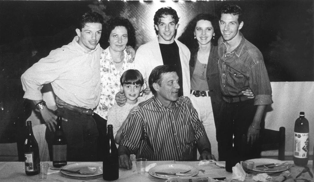 Foto di Alessandro in famiglia, al centro della foto, con il padre Gino 